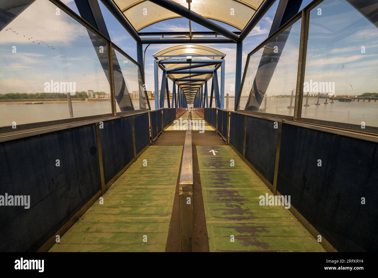 Woolwich, un quartier londonien à quelques minutes de la City de Londres, un long pont, quai reliant la ville de l'arrondissement au transport maritime de la Tamise Banque D'Images