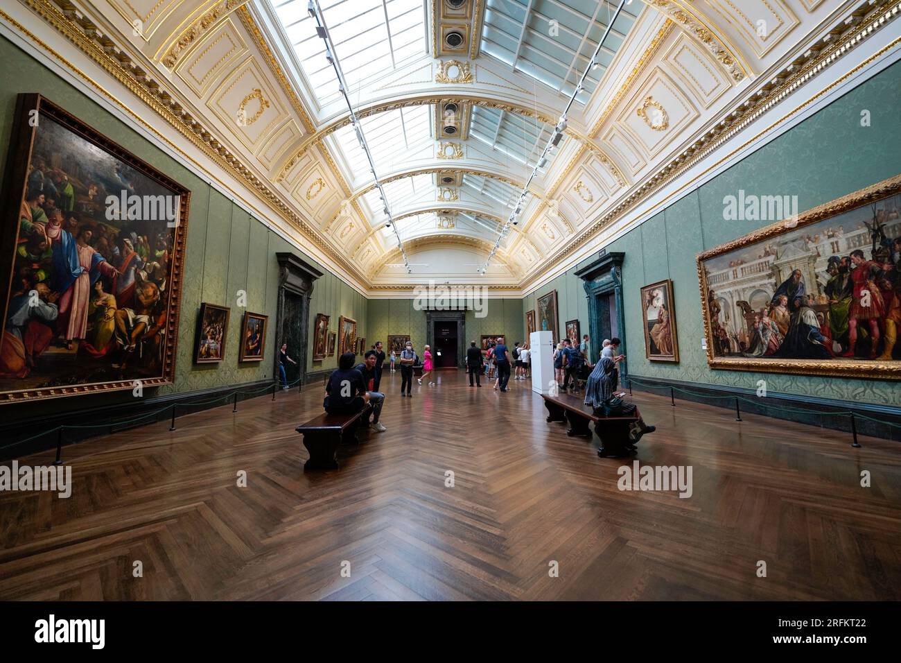 Londres, Angleterre, Royaume-Uni - 29 juillet 2022. Le musée d'art de la National Gallery à Londres. Intérieur du musée, exposition de galerie d'art et grandes peintures. Banque D'Images