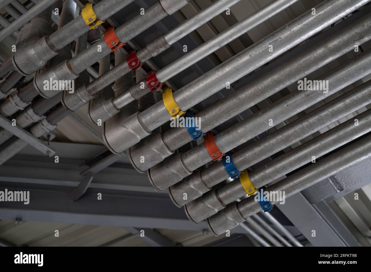 Système de conduit électrique et tube de câble électrique installé sur le plafond d'un bâtiment. Infrastructure industrielle. Installation efficace du câblage électrique Banque D'Images