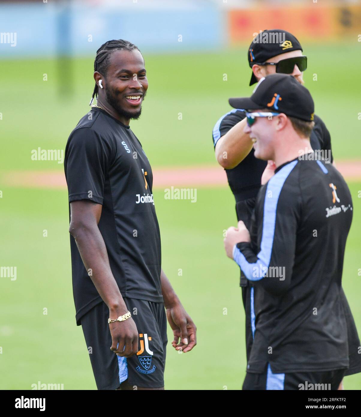 Hove Royaume-Uni 4 août 2023 - le Bowler du Sussex et de l'Angleterre Jofra Archer qui est blessé en ce moment semble détendu bavarder avec ses coéquipiers au match de cricket Metro Bank One Day Cup au 1st Central County Ground à Hove : Credit Simon Dack /TPI/ Alamy Live News Banque D'Images