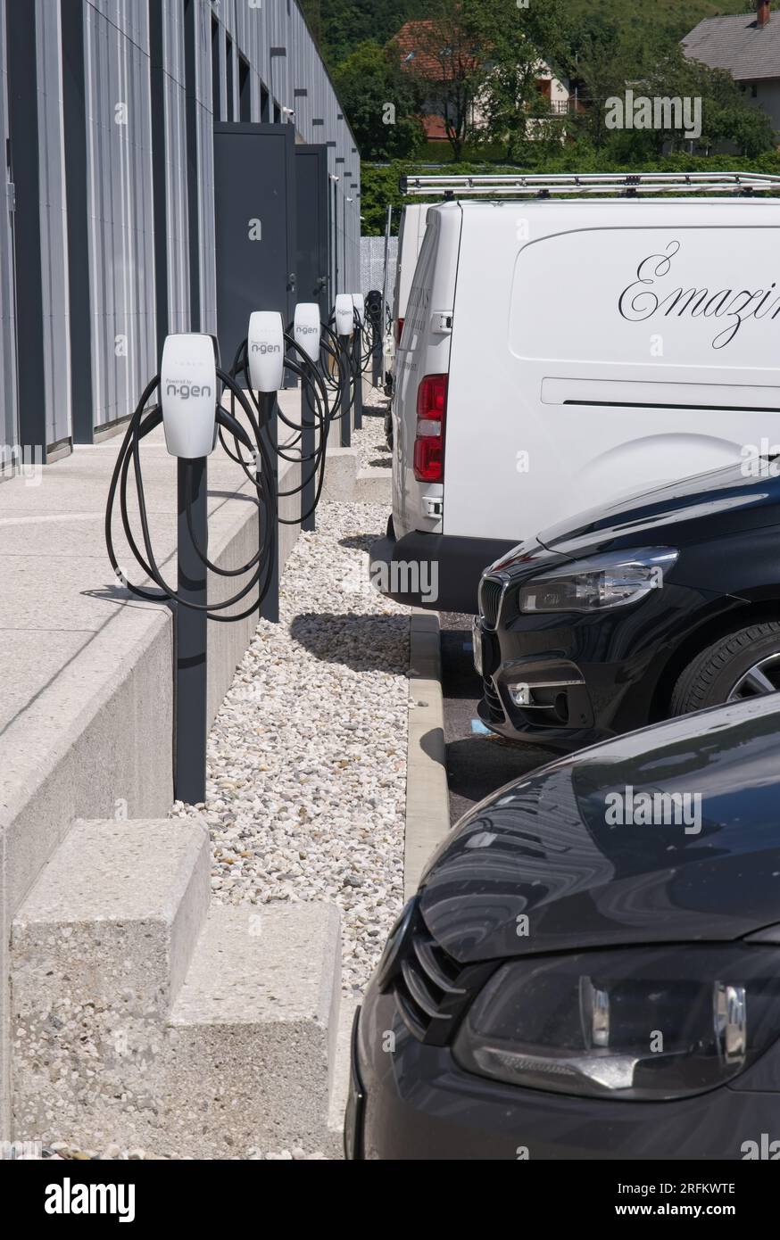 Zirovnica, Slovénie - 27 juillet 2023 : un cliché statique de diverses voitures électriques se chargeant à la station de charge AC du siège de N.Gen dans un été ensoleillé Banque D'Images