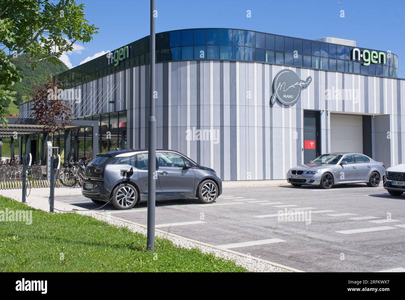 Zirovnica, Slovénie - 27 juillet 2023 : un cliché statique de diverses voitures électriques se chargeant à la station de charge AC du siège de N.Gen dans un été ensoleillé Banque D'Images