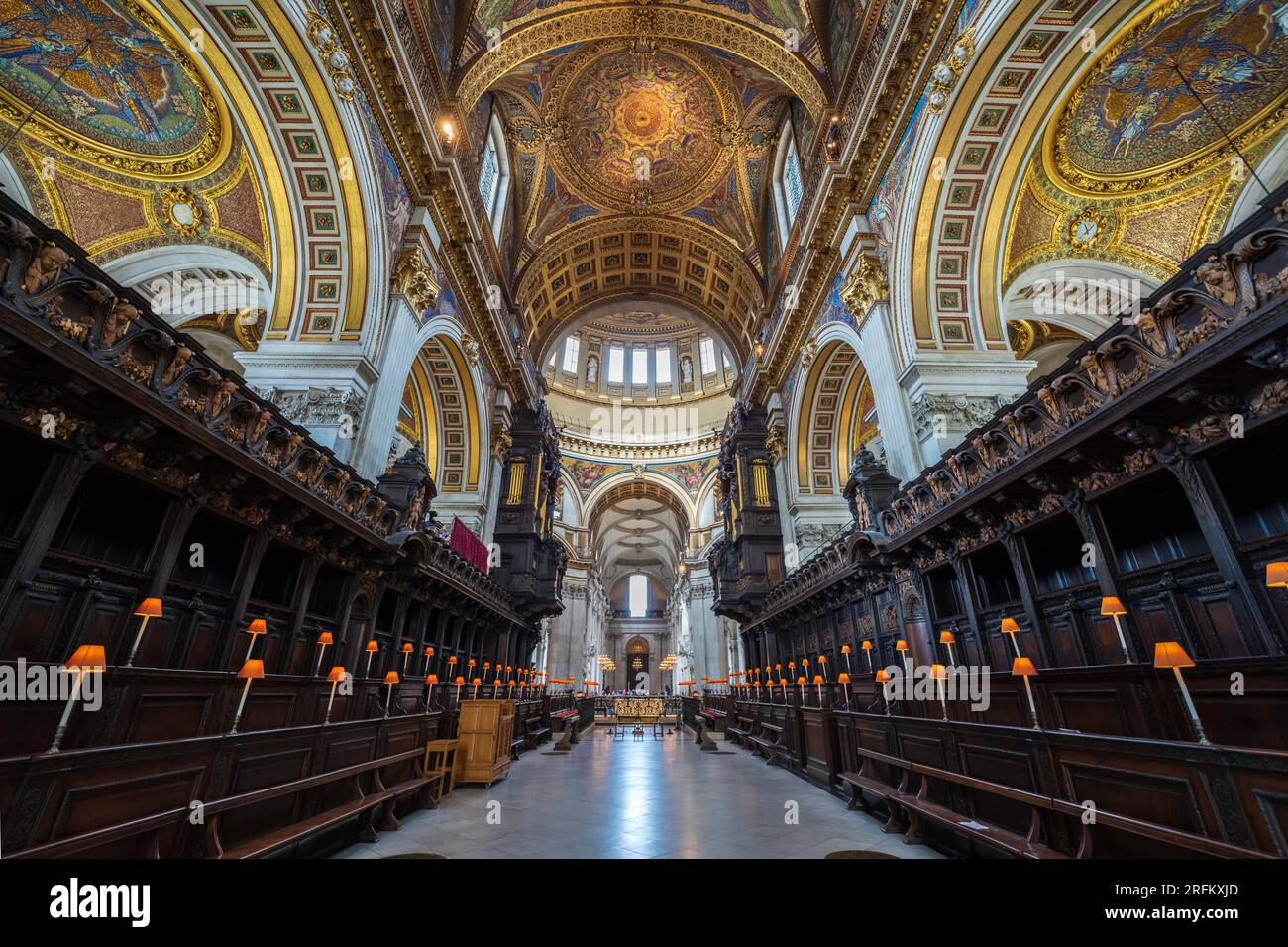 Londres, Angleterre, Royaume-Uni - 25 juillet 2022. Cathédrale Saint-Paul intérieur du chœur et du dôme de l'église, plafonds en dôme. Cathédrale St Pauls est un monument britannique. Banque D'Images