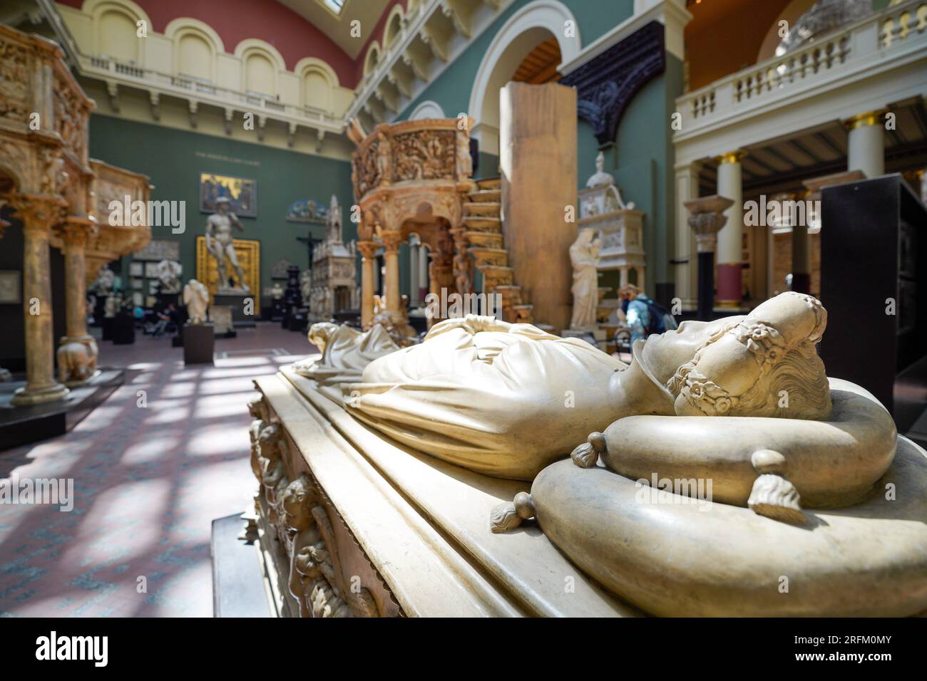 Londres, Angleterre, Royaume-Uni - 29 juillet 2022. Intérieur du Victoria and Albert Museum. À l'intérieur du V&A Museum de Londres avec des œuvres d'art, des sculptures et des statues. Banque D'Images