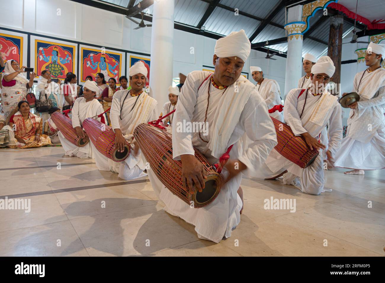 Moines hindous (bhaktis) tambourinant et dansant au Sri Sri Sri Uttar Kamalabari Satra (monastère) sur l'île de Majuli, une communauté vaishavite. Banque D'Images