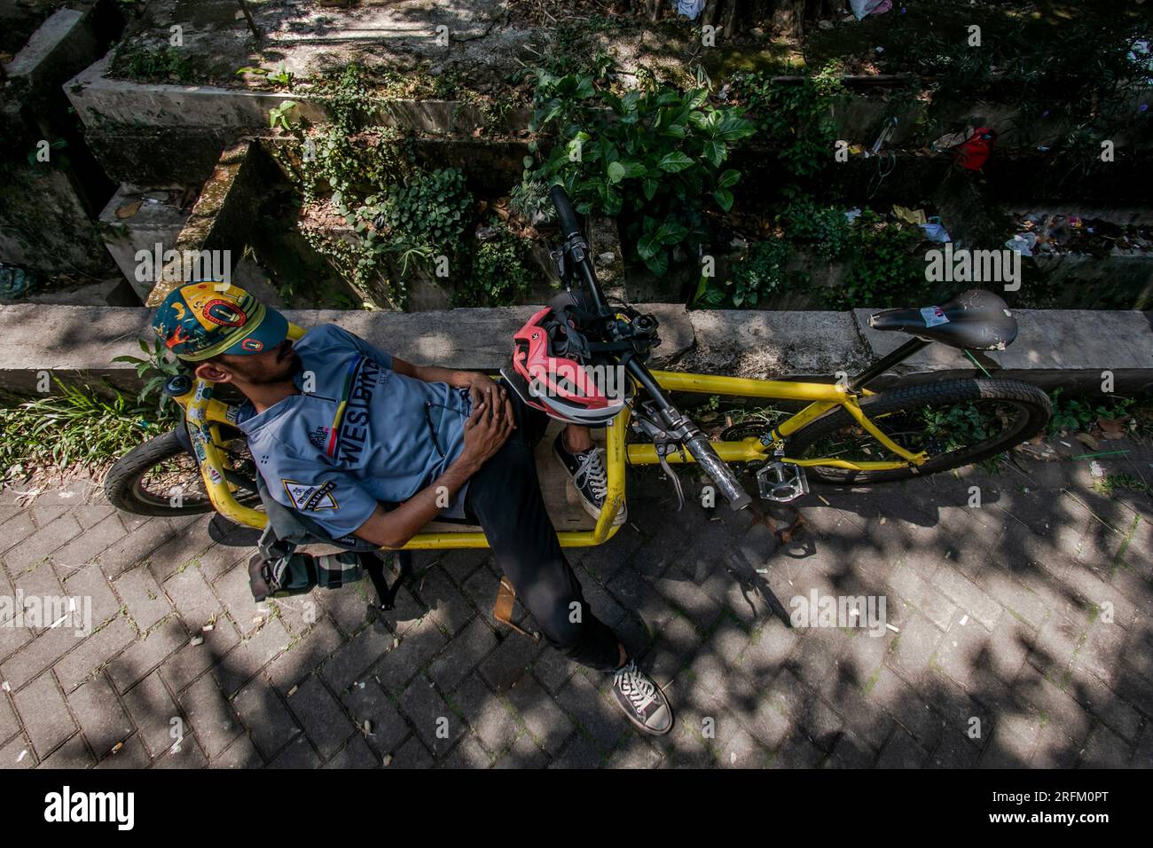 Bogor, Indonésie - 01 août 2023 : les messagers à vélo font une pause après avoir livré des colis de marchandises à des clients à Bogor, Java occidental. Banque D'Images
