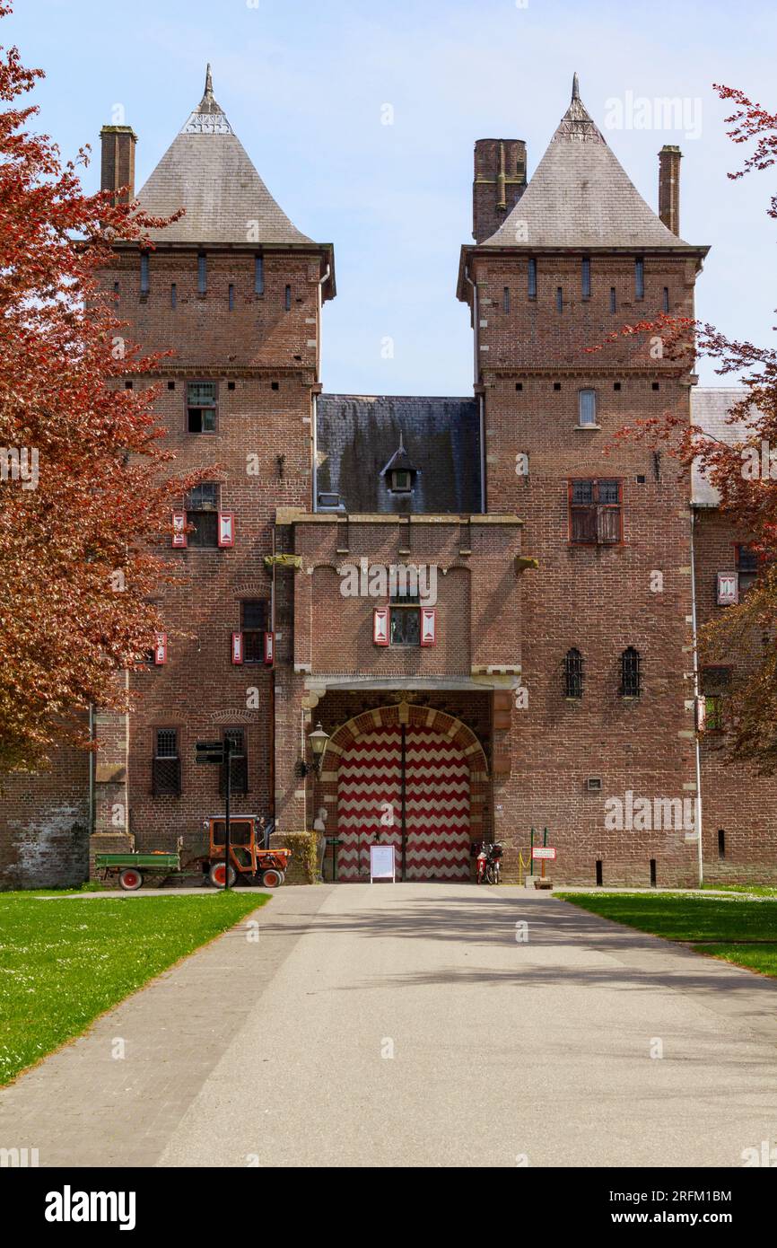 HAARZUILIENS, PAYS-BAS - 6 MAI 2013 : c'est la porte du château néo-gothique de Haar. Banque D'Images