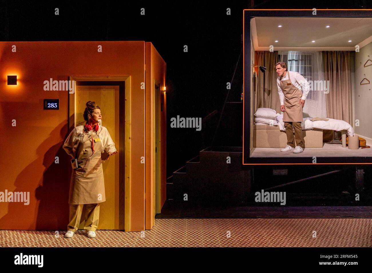 Édimbourg, Royaume-Uni. 04 août 2023 photo de gauche à droite : Karen Fishwisk (Amy), Ali Watt (Aaron). Une comédie d'ensemble remplie de coeur de l'écrivain primé Olivier Isobel McArthur (Pride and Prejudice* (*sort of), kidnappé) et dirigée par le directeur artistique du traverse Theatre, Gareth Nicholls (Ulster American, Crocodile Fever), cette première mondiale du Grand Old Opera House Hotel est une histoire d'art qui nous rassemble dans des circonstances désespérées, au son de quelques-unes des chansons d'opéra les plus populaires jamais écrites.. Crédit : Rich Dyson/Alamy Live News Banque D'Images