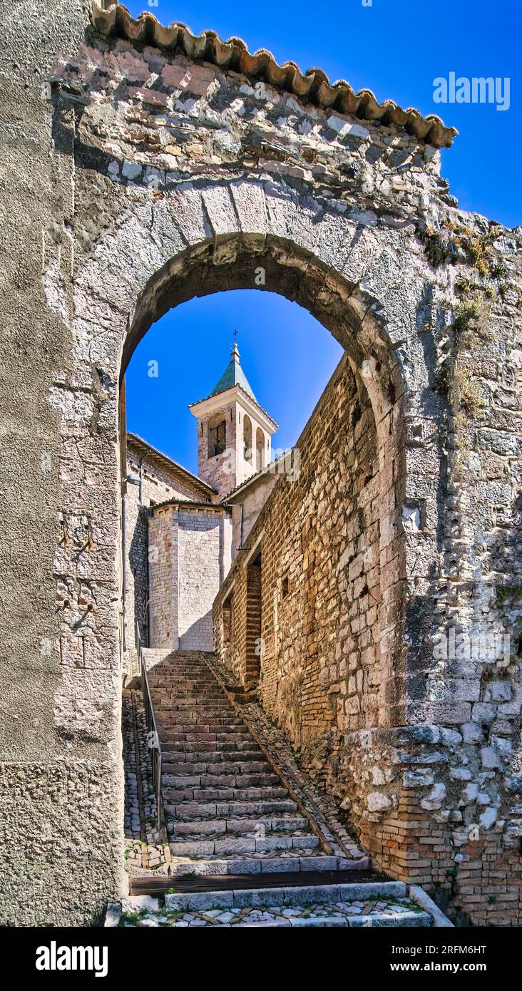 Giano dell'Umbria (Italie) est une petite ville de la province de Pérouse. Portail médiéval avec escalier menant à l'église du 14e siècle. Banque D'Images