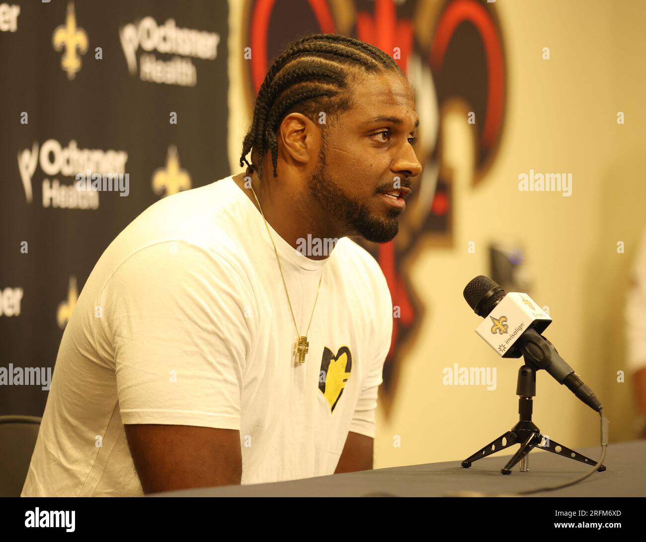 Metairie, États-Unis. 04 août 2023. Defensive End Cam Jordan s’adresse aux médias lors d’une conférence de presse annonçant la signature d’une prolongation de contrat de deux ans pendant le camp d’entraînement des Saints de la Nouvelle-Orléans à l’Ochsner Sports Performance Center Indoor Facility à Metairie, Louisiane, le vendredi 4 août 2023. (Photo de Peter G. Forest/Sipa USA) crédit : SIPA USA/Alamy Live News Banque D'Images