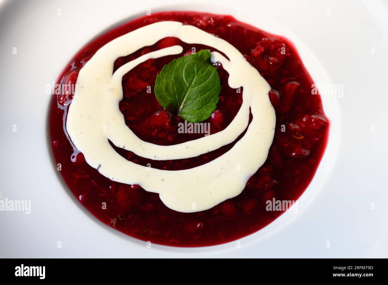 Gelée de fruits aux Groats rouges et dessert aux baies et sauce vanille Hamburg ou Hamburger Rote Grutze mit Vanillesauce Banque D'Images