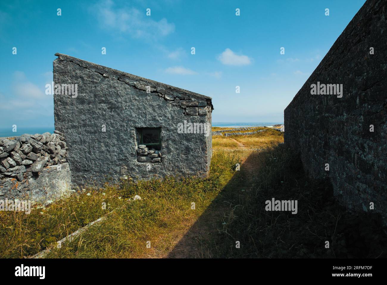 Une ancienne ruine irlandaise en pierre sur l'île d'Inishmore surplombe l'océan Atlantique Nord Banque D'Images