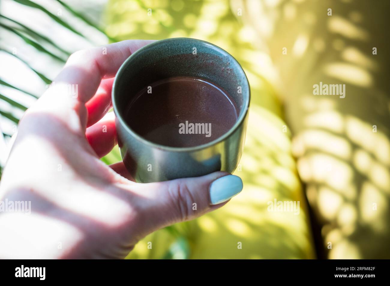 Boire du cacao cérémonial pur cru fabriqué à la main à partir de fèves de cacao anciennes de haute qualité. Servi dans une tasse en céramique. Banque D'Images