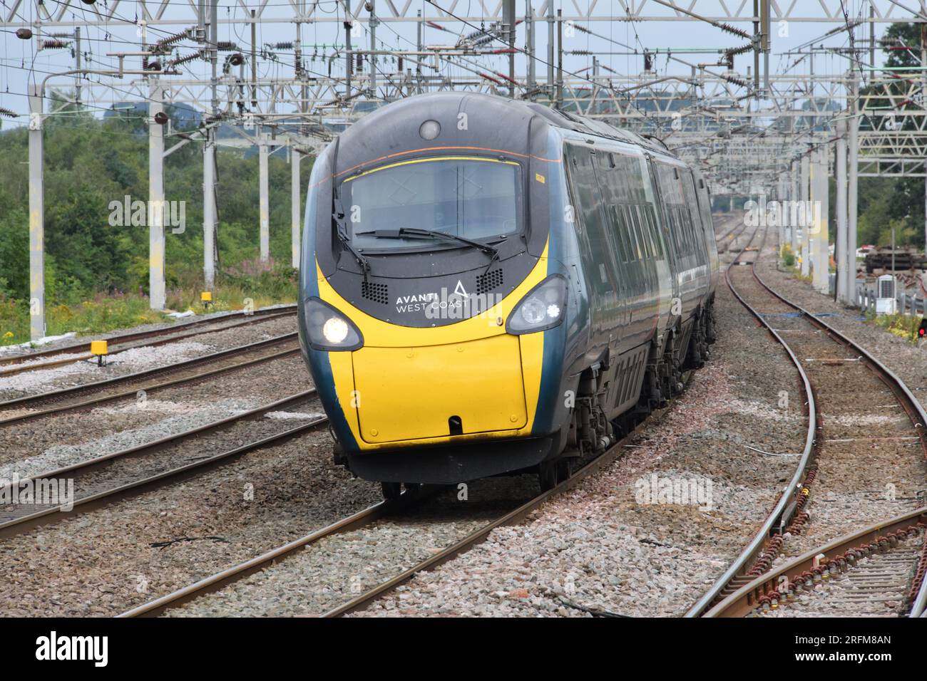 Avanti West Coast Class 390 Pendolino 390157 avec 1A22 le 0943 Liverpool Lime Street à Londres Euston approchant Rugeley Trent Valley le 04 août 2023 Banque D'Images