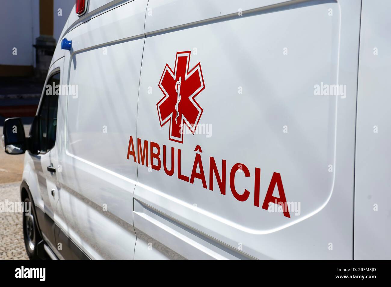 description détail de la voiture ambulance générique, avec des lettres rouges en portugais : ambulancia Banque D'Images