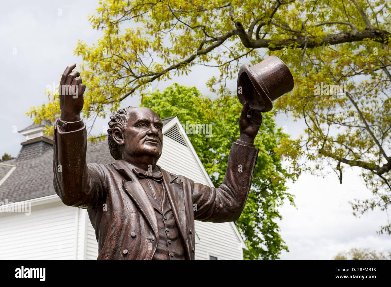 Bethel, CT - 3 mai 2023 : cette statue de Phineas Taylor (P.T.) Barnum, par le sculpteur David Gesualdi, se dresse devant la bibliothèque. Barnum est né à Banque D'Images
