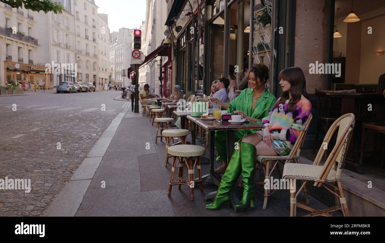 Emily in Paris série télévisée (2020 - ) USA créé par Darren Star 2022 saison 3, épisode 1 : J'ai deux Amours Lily Collins, Ashley Park Banque D'Images
