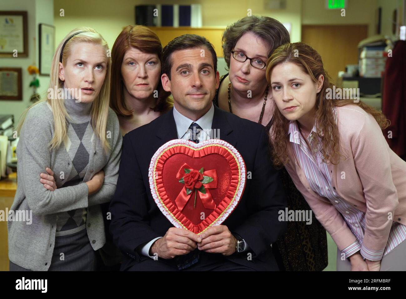 The Office série TV 2005 - 2013 créateurs américains : Greg Daniels, Ricky Gervais, Stephen Merchant 2005 saison 2, épisode 16 : Saint-Valentin réalisateur : Greg Daniels Angela Kinsey, Kate Flannery, Steve Carell, Phyllis Smith, Jenna Fisher Banque D'Images