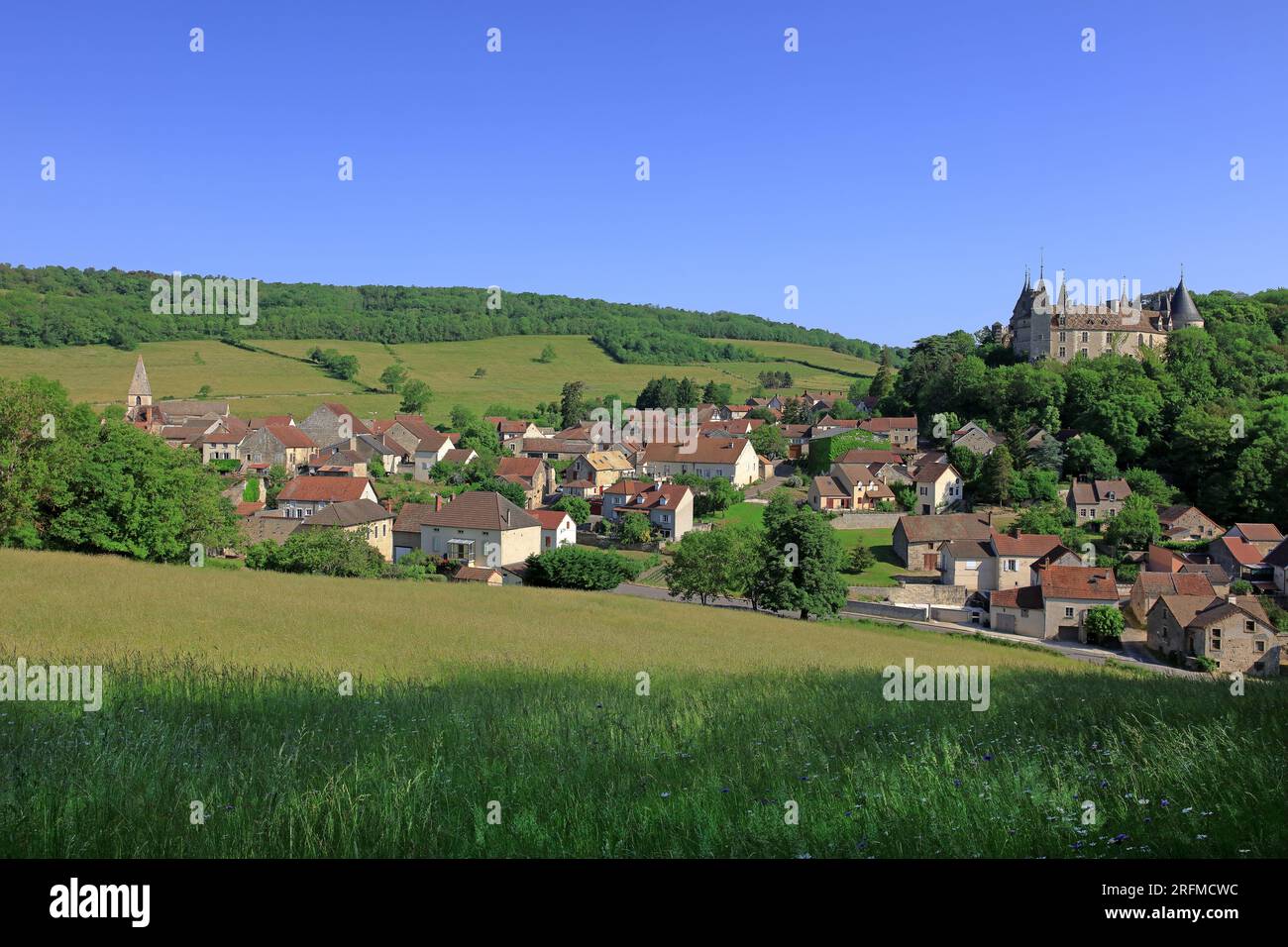 France, Côte-d'Or (21), la Rochepot, village bourguignon, dominé par le Château de la Rochepot Banque D'Images