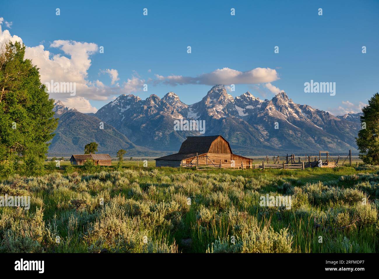Grand Teton Range avec Moulton Barn, Mormon Row Historic District dans le parc national de Grand Teton, Wyoming, États-Unis d'Amérique Banque D'Images