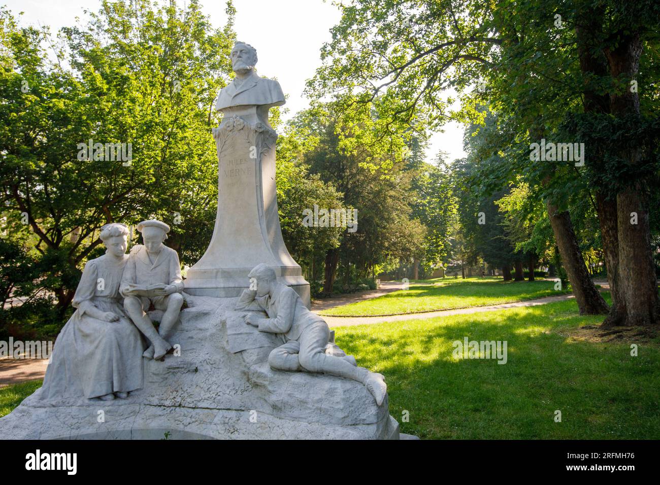 France, région hauts-de-France, département de la somme, Amiens, monument hommage au romancier français Jules Verne, par l'architecte Amédée Milvoy et le sculpteur Albert Roze Banque D'Images