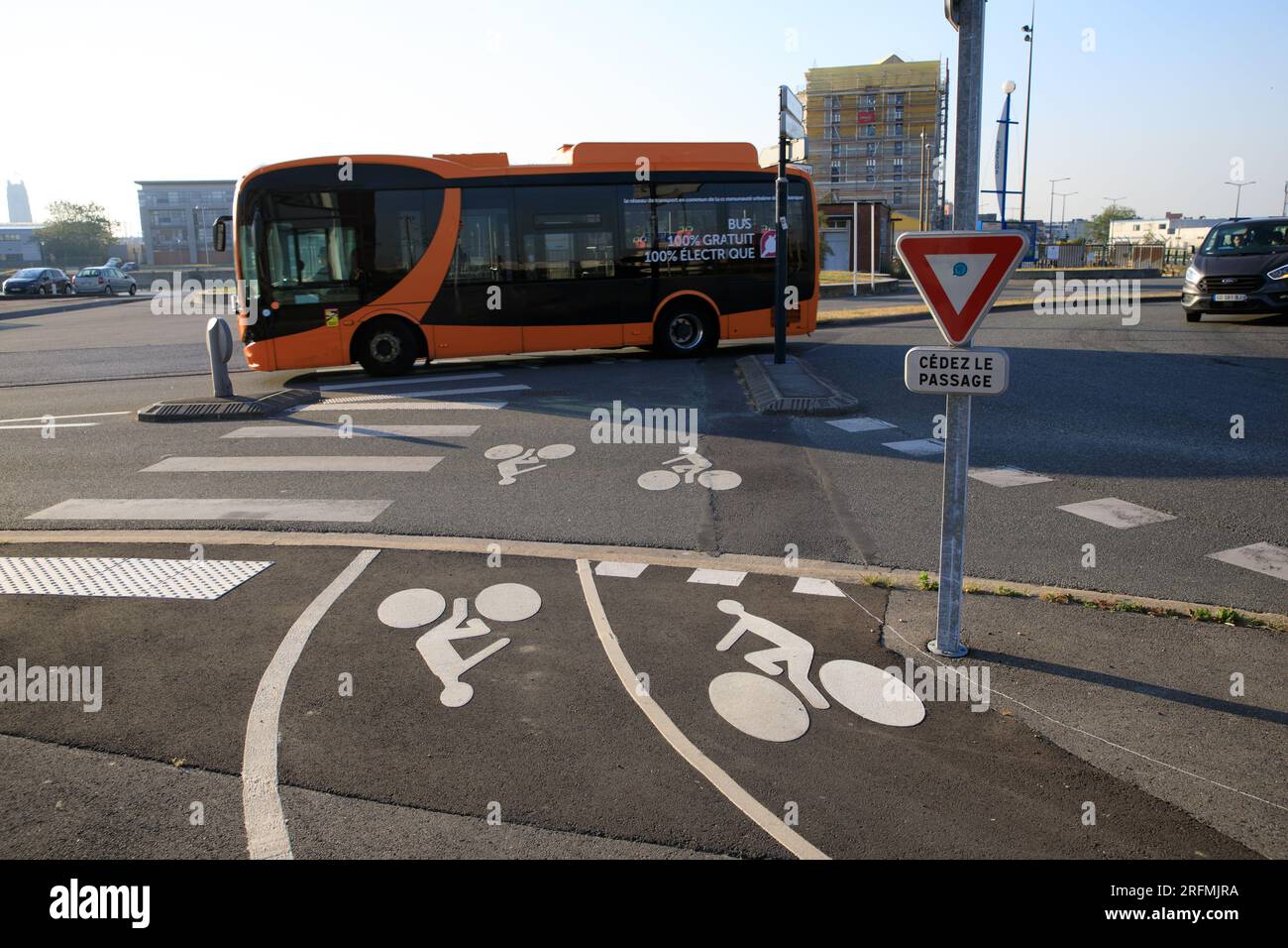 France, région hauts-de-France, département du Nord, Dunkerque, zone portuaire, chaussée des Darses, piste cyclable, piste cyclable et bus Banque D'Images