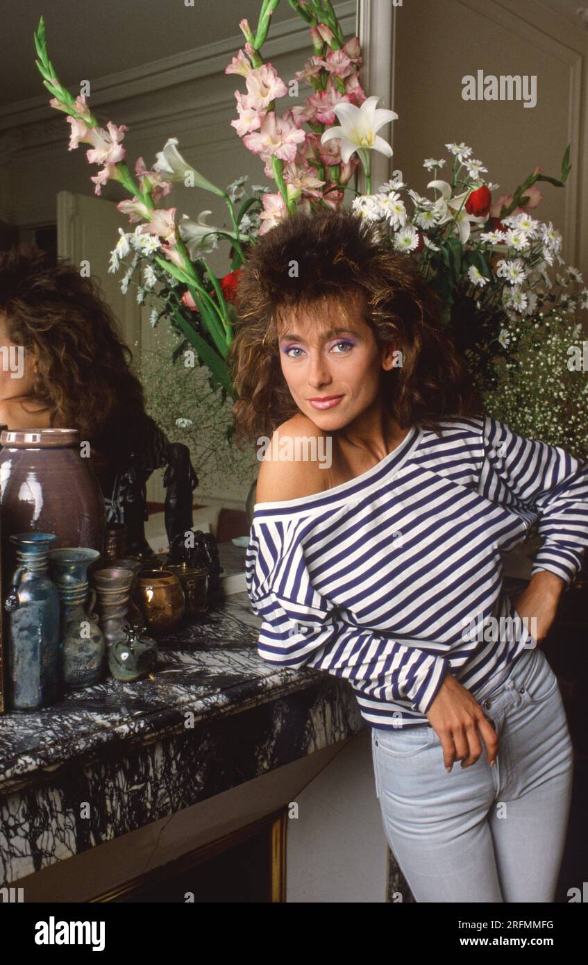 La chanteuse française Julie Pietri à la maison en 1986. Banque D'Images