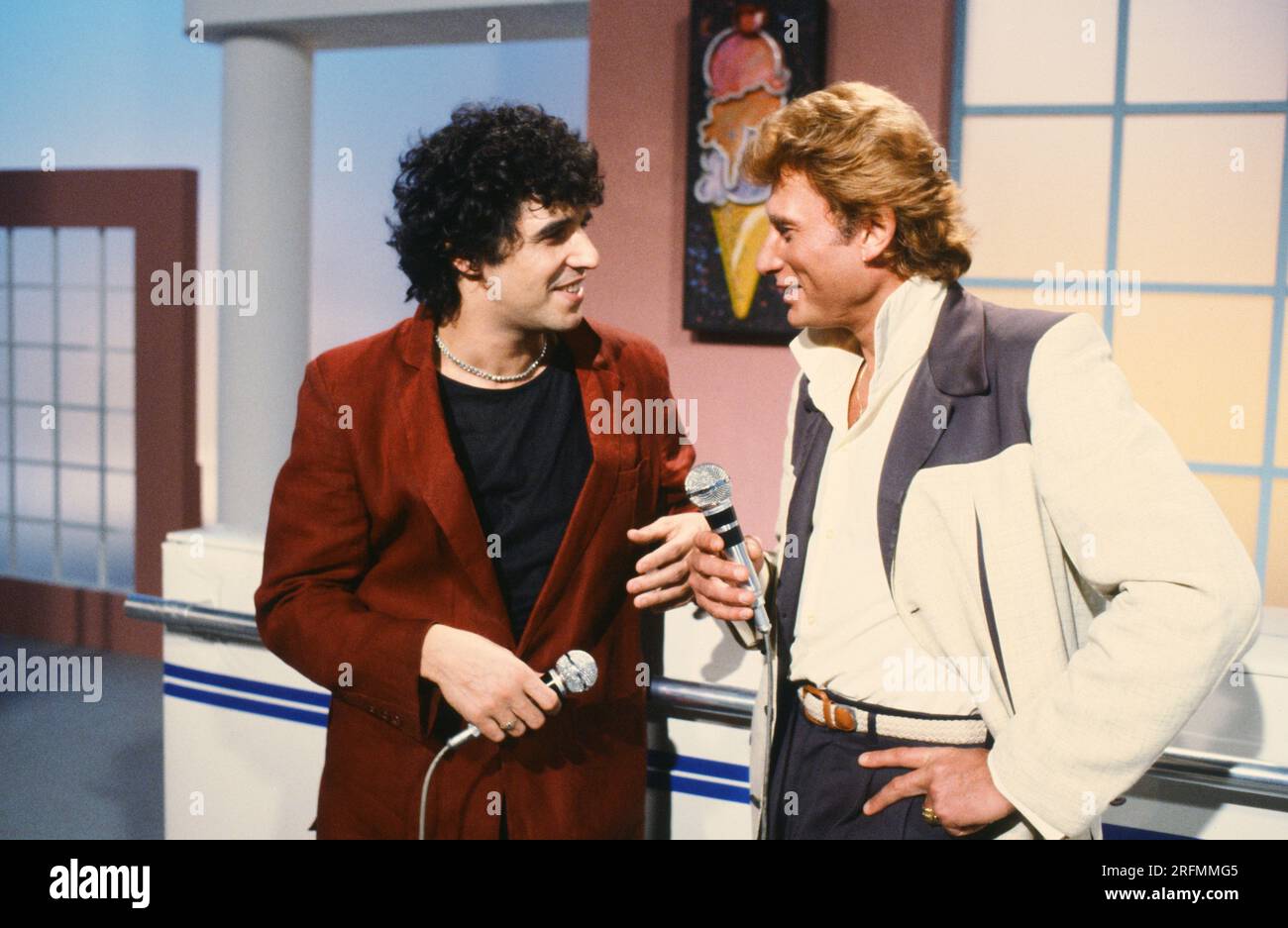 Julien Clerc et Johnny Hallyday sur le plateau de l'émission 'Formule un+1' diffusée sur TF1. Janvier 1983 Banque D'Images