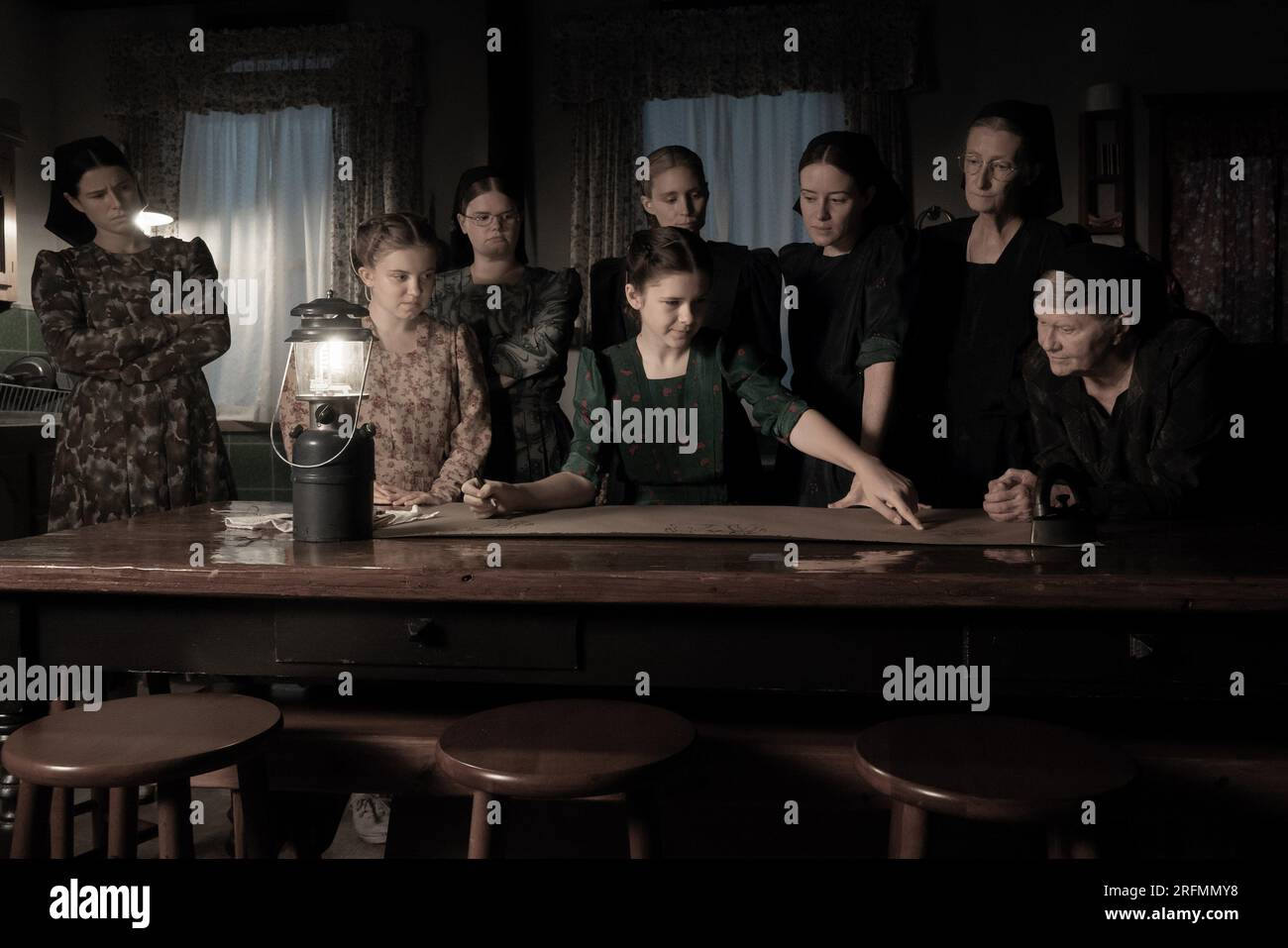 Women Talking année : 2022 Etats-Unis réalisateur : Sarah Polley Jessie Buckley, Kate Hallett, Michelle McLeod, Liv McNeil, Rooney Mara, claire Foy, Sheila McCarthy, Judith Ivey Banque D'Images