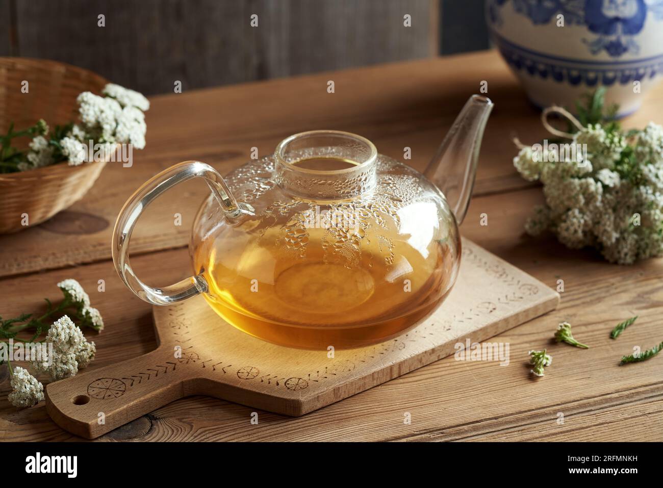 Thé Yarrow dans une bouilloire en verre avec des fleurs fraîches d'Achillea millefolium Banque D'Images