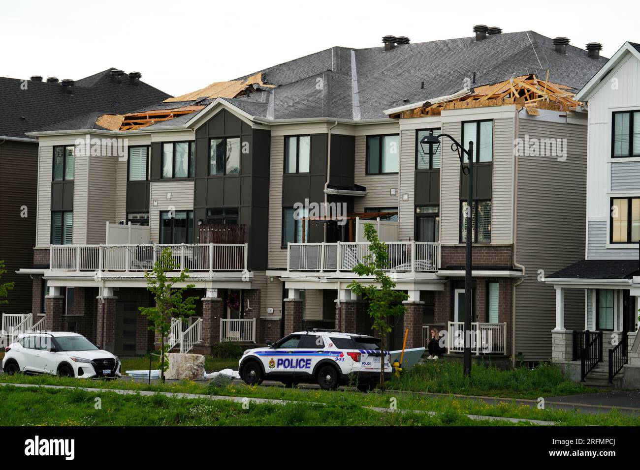 Des maisons sont endommagées à la suite d'une tornade dans la banlieue d'Ottawa, Barrhaven, le jeudi 13 juillet 2023. Alors que les phénomènes météorologiques violents, comme les tornades et les déréchos, augmentent au Canada et en Ontario, les chercheurs réclament de nouvelles mesures aux codes provinciaux du bâtiment qui protègent les maisons contre les catastrophes climatiques.THE CANADIAN PRESS/Sean Kilpatrick Credit : The Canadian Press/Alamy Live News Banque D'Images