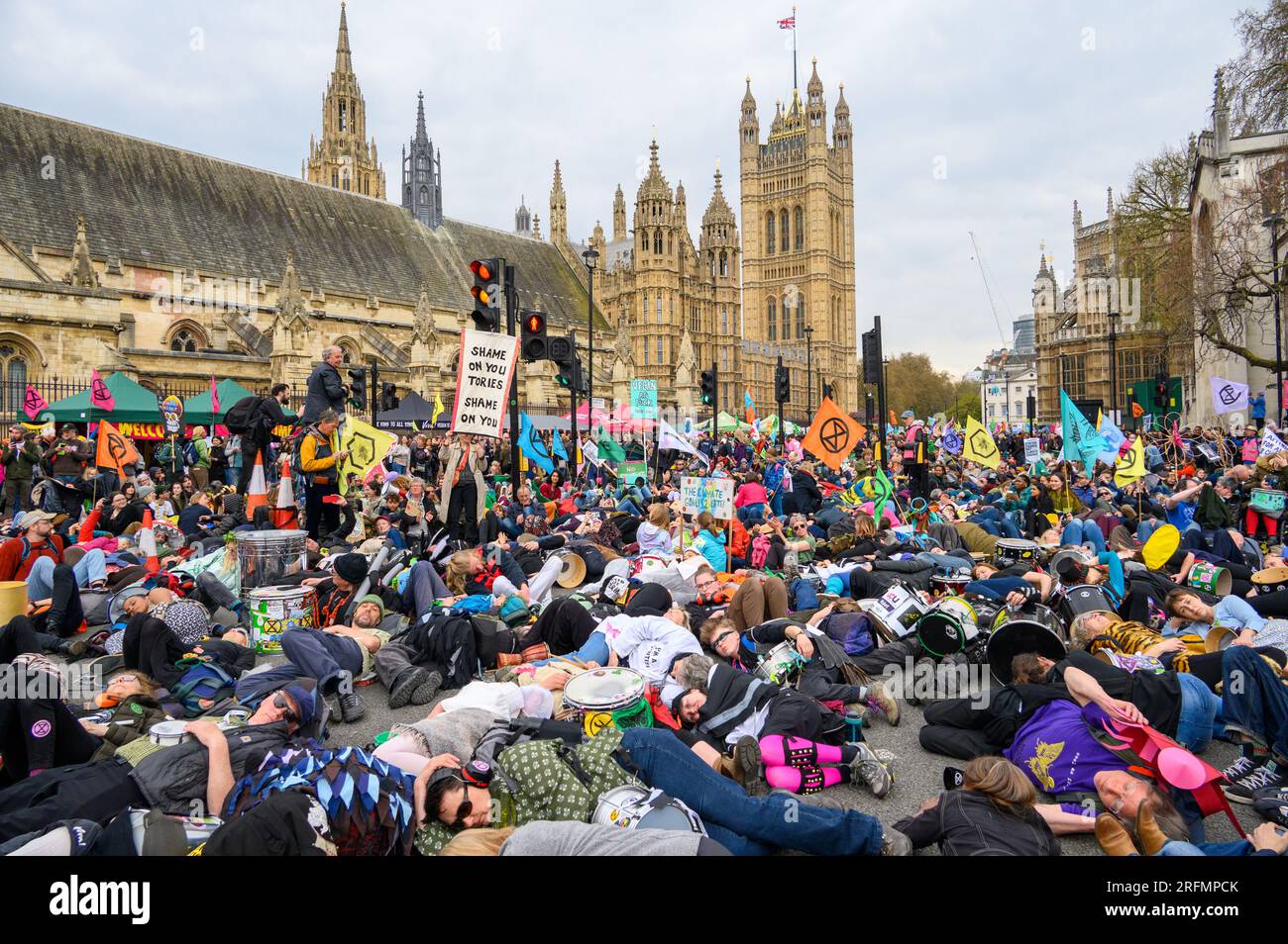 LONDRES - 22 avril 2023 : s'engager dans la scène percutante des manifestants XR participant à une mort-in de masse, déposant leurs corps devant le Parlement pour emps Banque D'Images