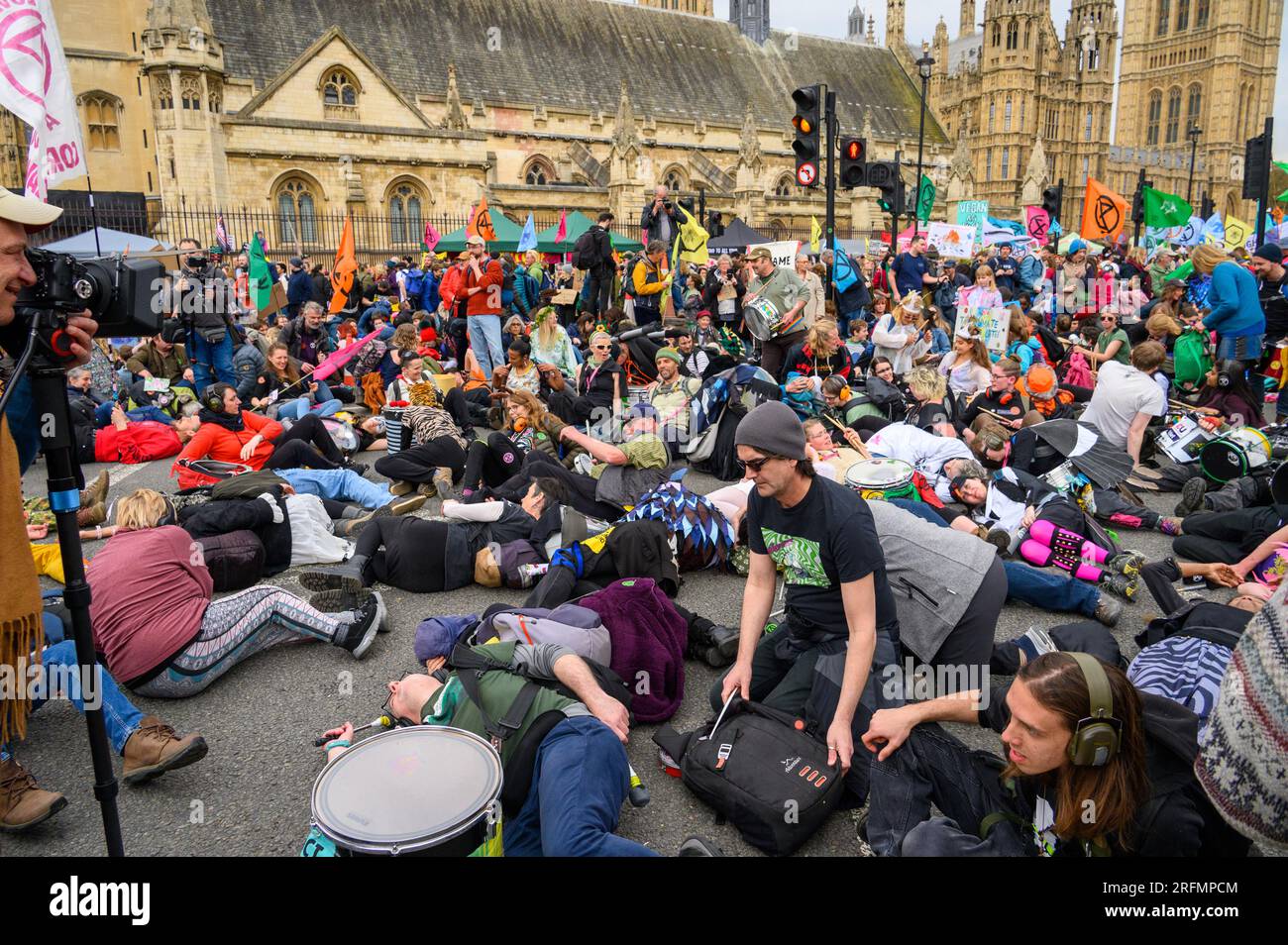 LONDRES - 22 avril 2023 : témoin de la puissante extinction de la rébellion, les manifestants s'allongent devant les chambres du Parlement, exigeant de l'urgen Banque D'Images