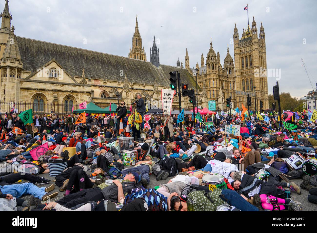 LONDRES - 22 avril 2023 : s'engager dans la destruction massive percutante de XR, des organes déposés devant le Parlement, exigeant la justice climatique. Banque D'Images