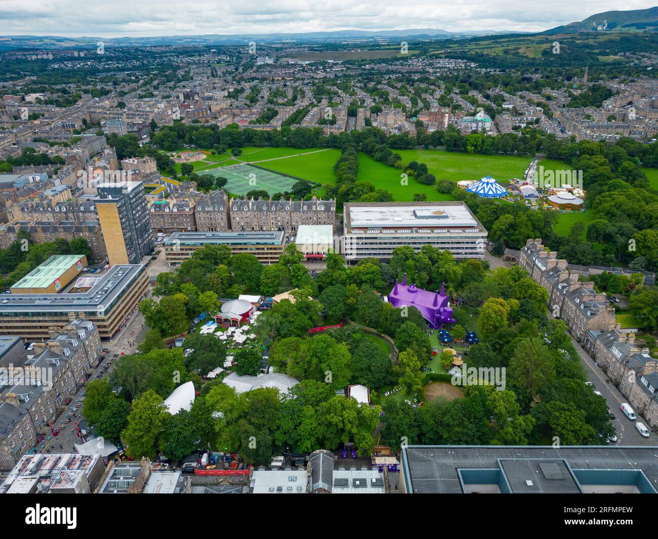 Édimbourg, Écosse, Royaume-Uni. 4 août 2023. Vues aériennes de George Square Gardens, un lieu majeur pour le Fringe. Les jardins accueillent les sites Spiegeltent et Underbelly d’Assemby. À l’arrière se trouve le Circus Hub d’Underbelly sur les Meadows. Iain Masterton/Alamy Live News Banque D'Images