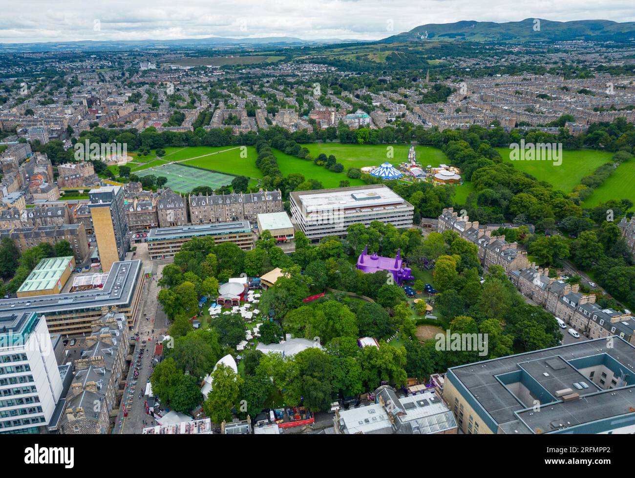 Édimbourg, Écosse, Royaume-Uni. 4 août 2023. Vues aériennes de George Square Gardens, un lieu majeur pour le Fringe. Les jardins accueillent les sites Spiegeltent et Underbelly d’Assemby. À l’arrière se trouve le Circus Hub d’Underbelly sur les Meadows. Iain Masterton/Alamy Live News Banque D'Images