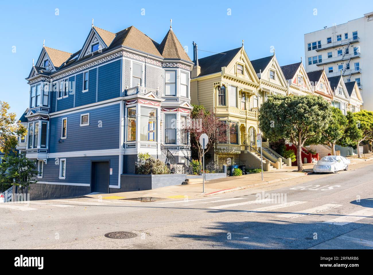 Rangée de vieilles maisons victoriennes le long d'une rue en pente à San Francisco Banque D'Images
