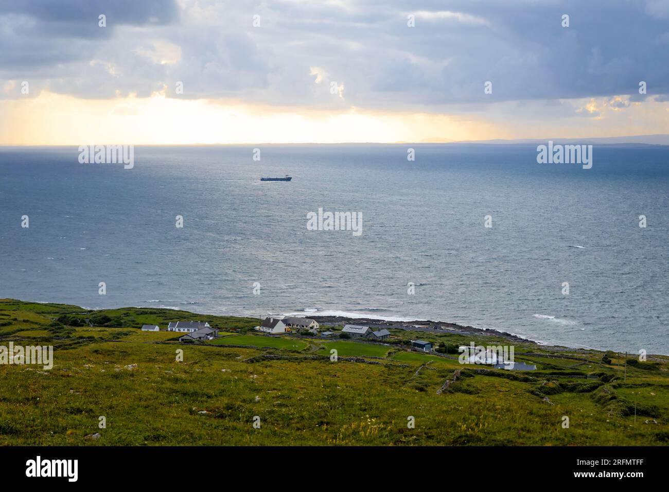 Pittoresque village irlandais paysage côtier côte ouest océan Atlantique Irlande Banque D'Images