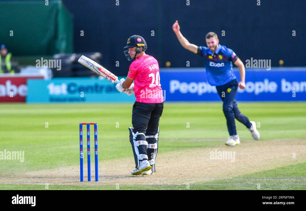 Hove UK 4th août 2023 - Jonny Bushnell de Durham célèbre la capture du guichet des requins du Sussex Tom Haines lors du match de cricket Metro Bank One Day Cup au 1st Central County Ground à Hove : Credit Simon Dack /TPI/ Alamy Live News Banque D'Images