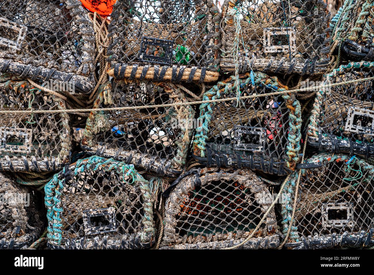 Paniers de pêche empilés et corde Banque D'Images