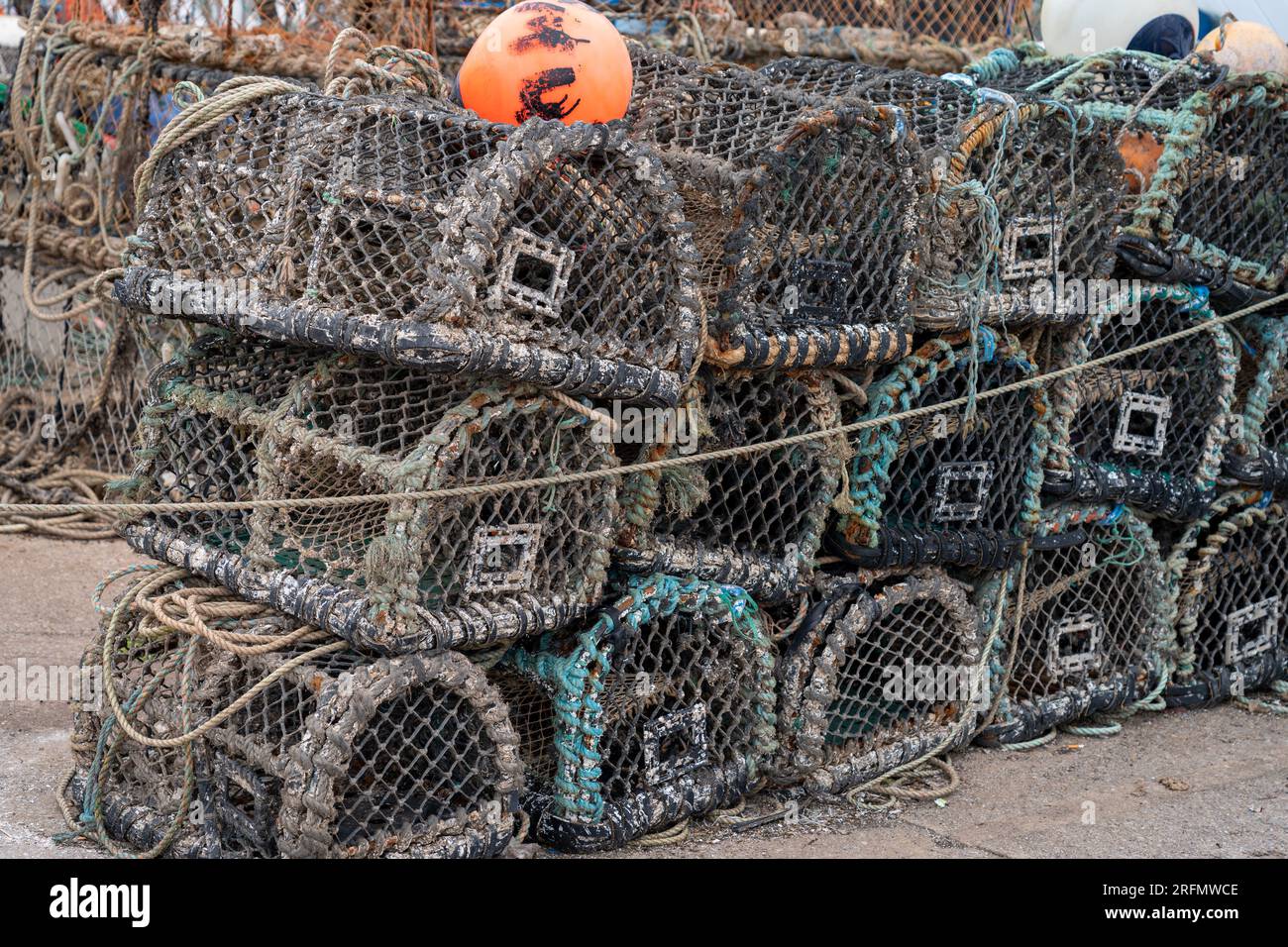 Paniers de pêche empilés et corde Banque D'Images