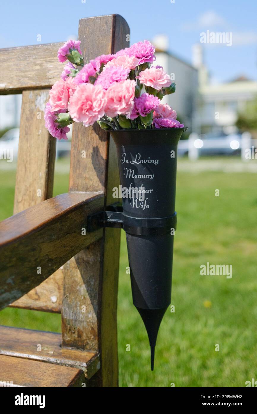 Memorial Bench, fleurs, 'In Loving Memory of a Dear Wife'. Banque D'Images