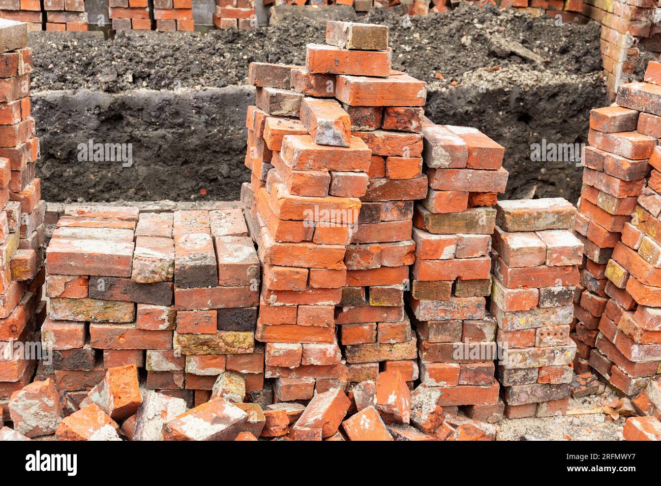 Pile de vieilles briques rouges à réutiliser comme matériau de construction pour la construction, Angleterre, Royaume-Uni Banque D'Images