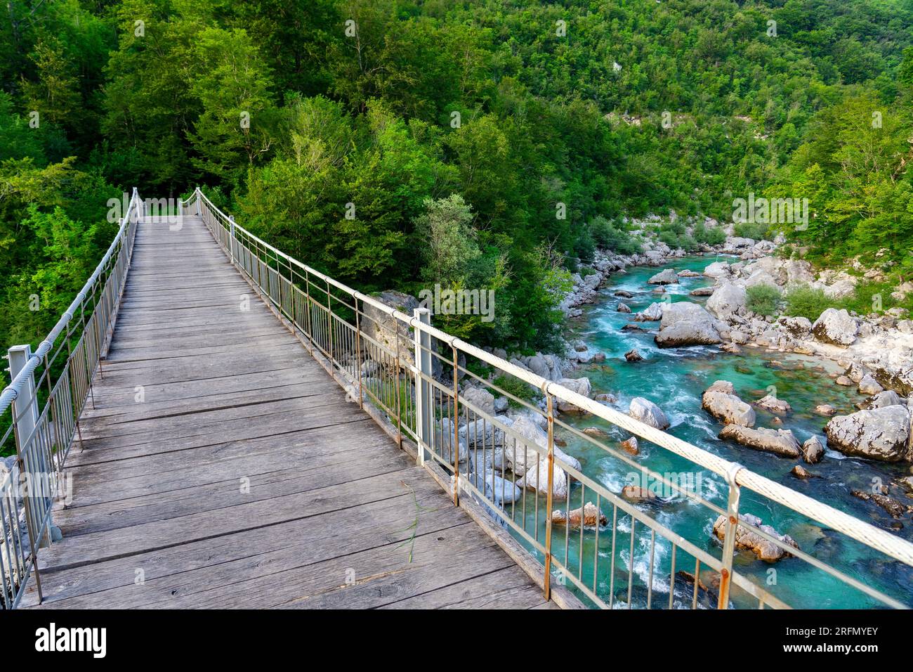 Turquoise limpide rivière Soca en Slovénie près de Kobarid et Bovec célèbre pour les activités sportives rafting kayak avec pont . Banque D'Images