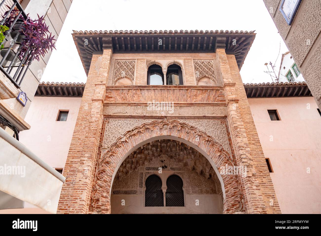 Le Corral del Carbon, à l'origine al-Funduq al-Jadida, est un bâtiment historique datant de 14th ans dans la ville espagnole de Grenade. Banque D'Images