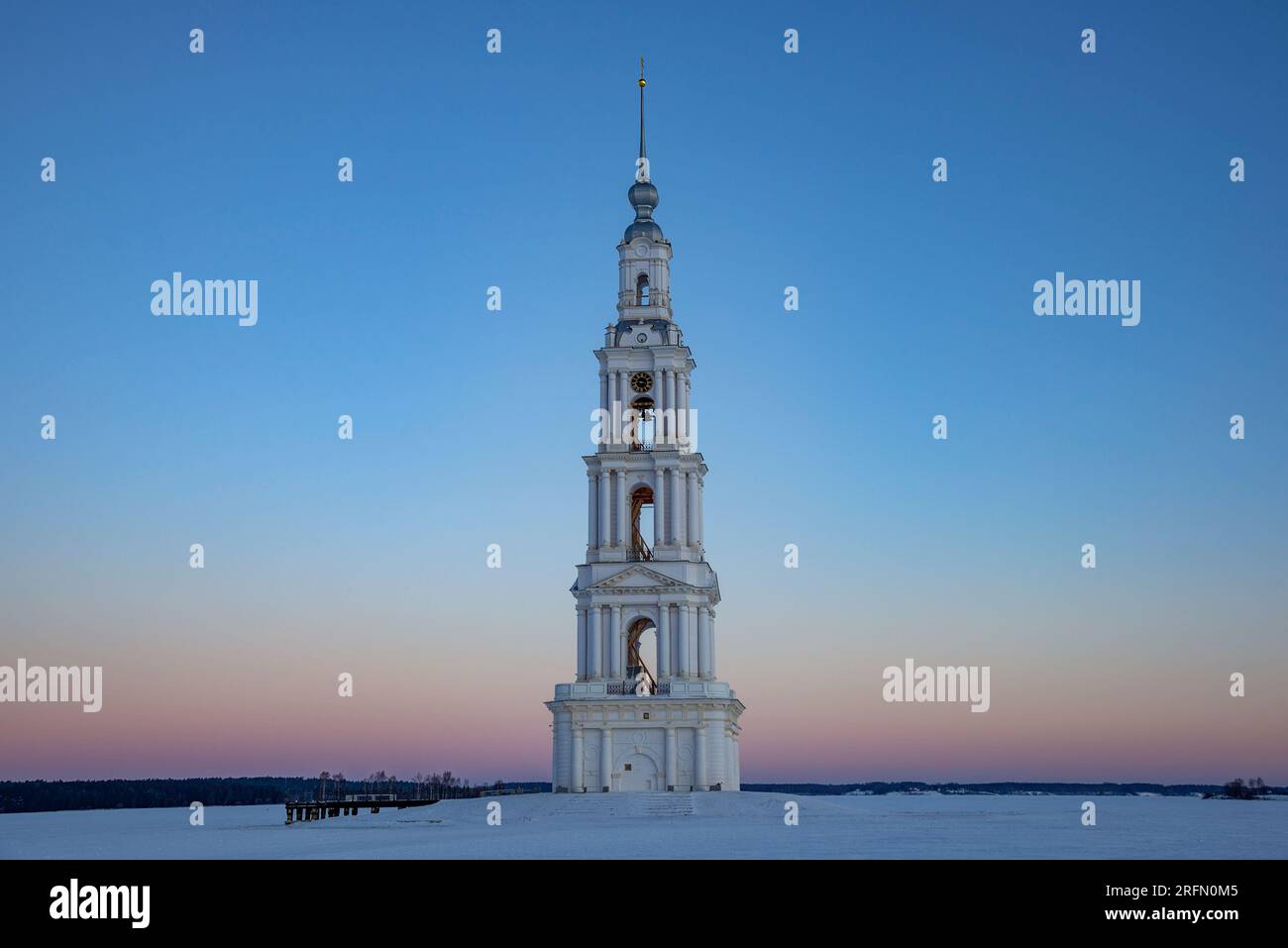 Tôt le matin d'hiver au clocher inondé de St. Cathédrale Nicolas. Kalyazin. Région de Tver, Russie Banque D'Images