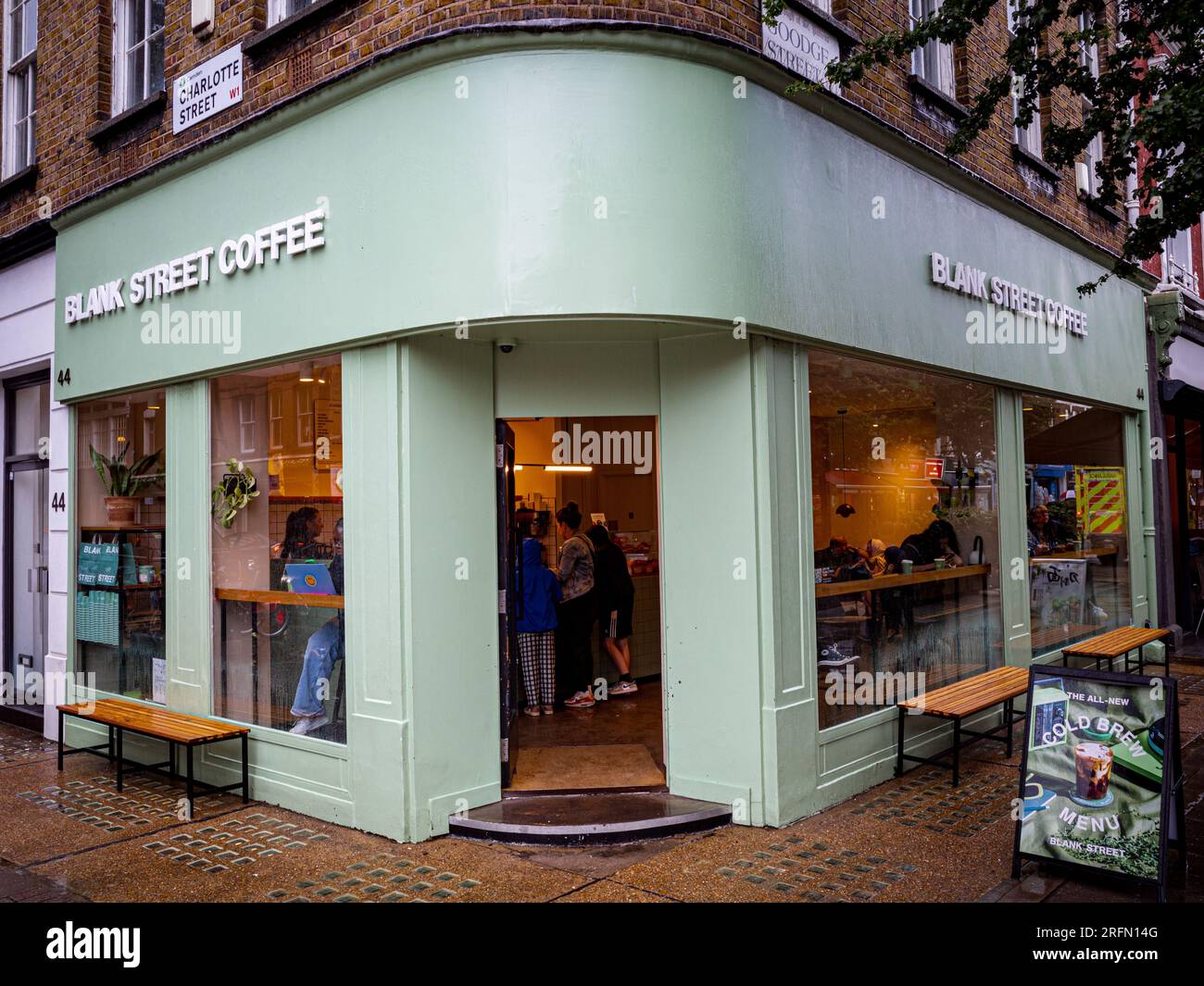 Blank Street Coffee - Blank Street Coffee Shop au 44 Charlotte St. Fitzrovia, Londres. Blank Street Coffee est une chaîne de café américaine fondée en 2020. Banque D'Images