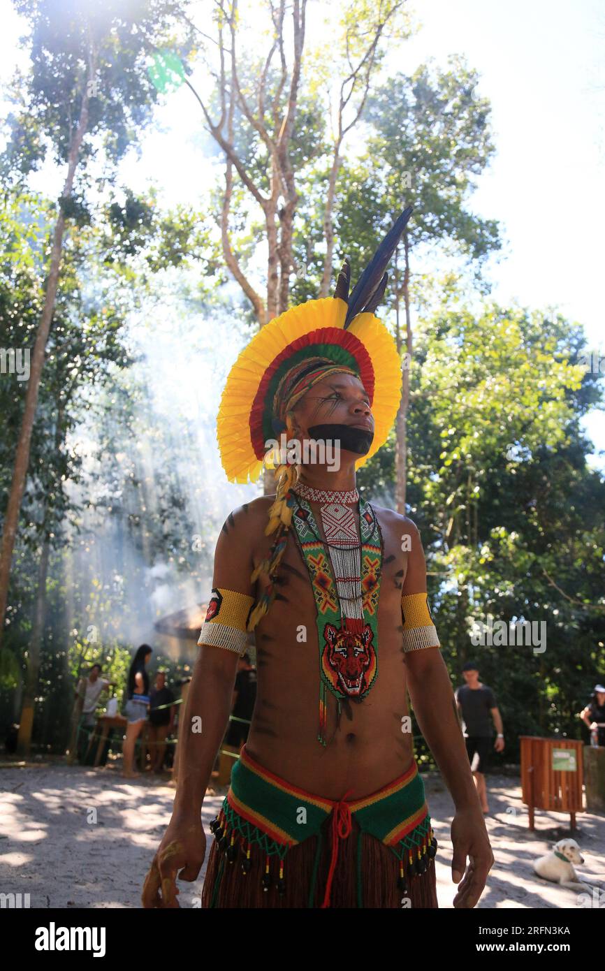 porto seguro, bahia, brésil - 1 août 2023 : les Indiens Etina Pataxo vus pendant le festival Aragwaka dans le village de Jaqueira dans la ville de Porto Segu Banque D'Images