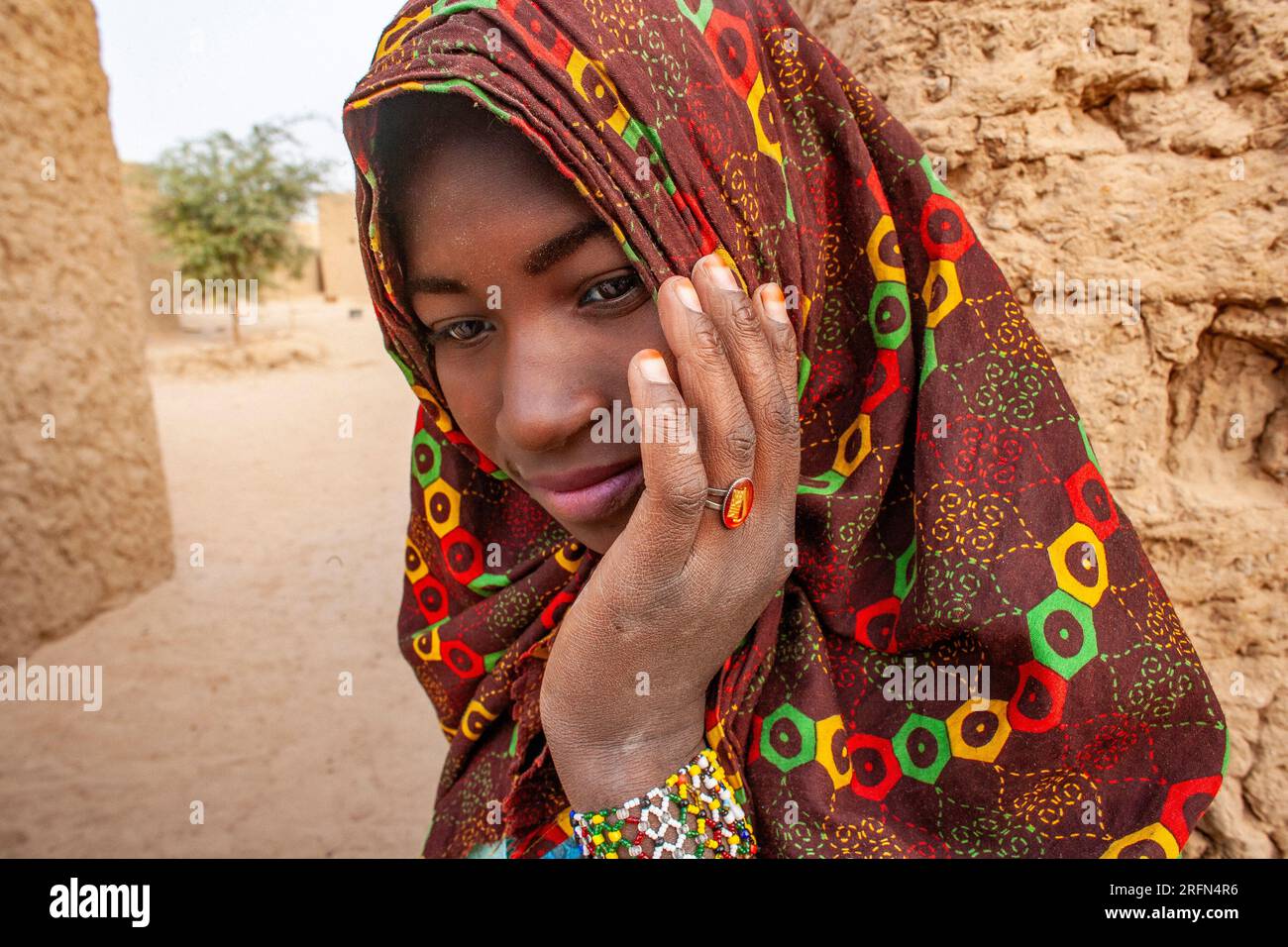 Portrait d'une femme de tribus locales couverte d'un foulard dans la région de Tombouctou, Mali , Afrique de l'Ouest Banque D'Images