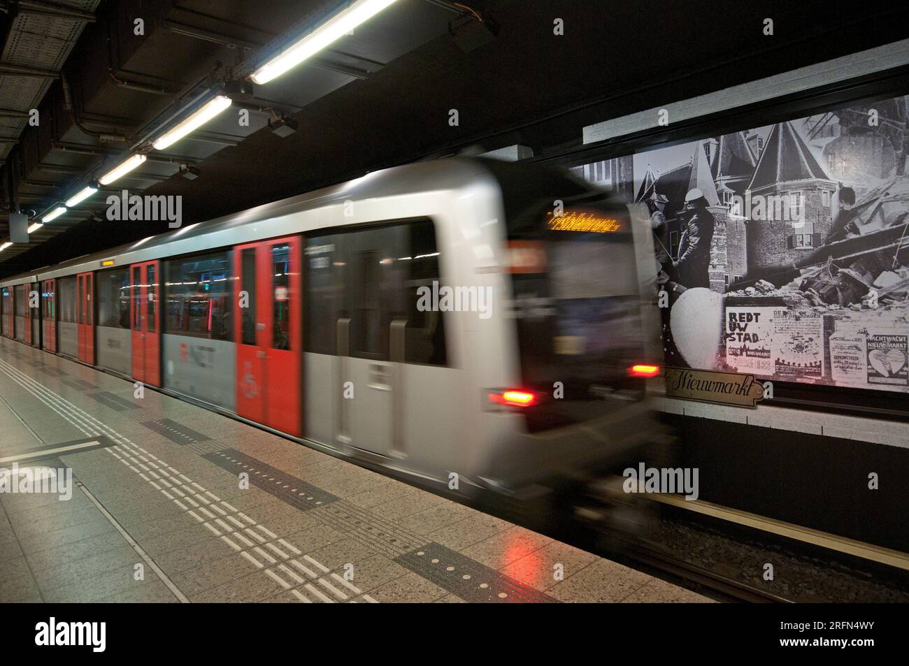 Déplacement de train à la station de métro Nieuwmarkt, Amsterdam, pays-Bas Banque D'Images